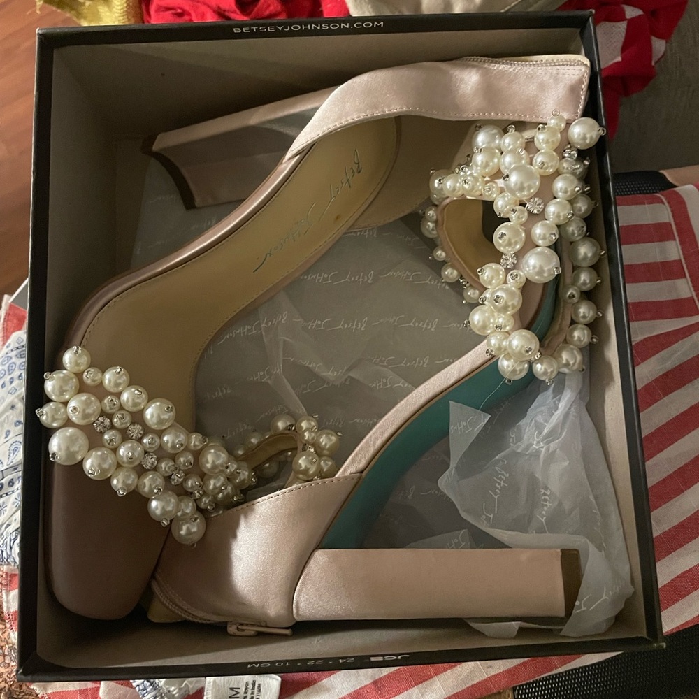 Betsey Johnson size 9 pearl heels